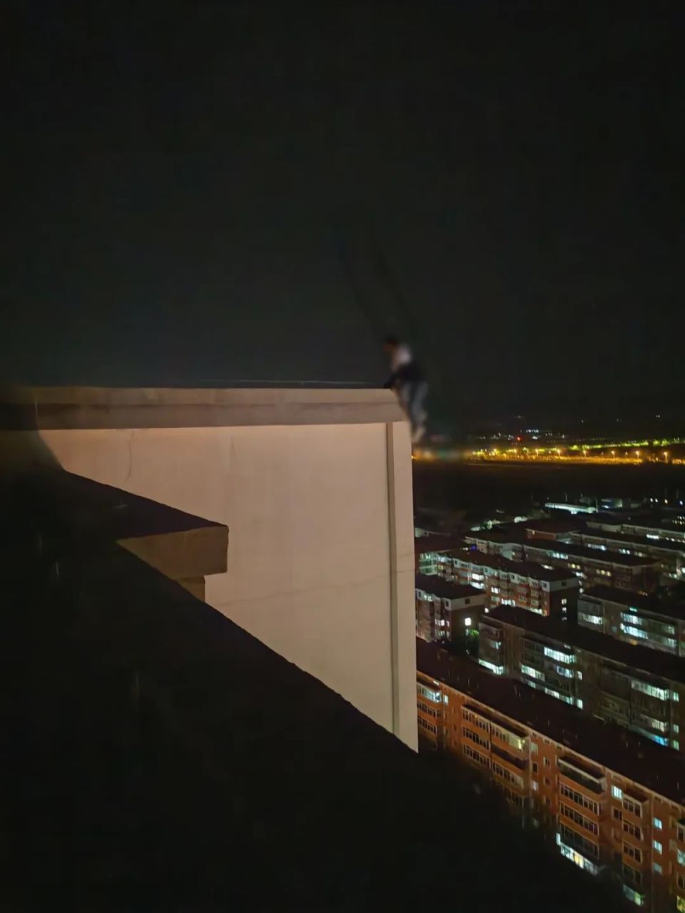 23层楼顶突发,朔州一男孩欲跳楼轻生