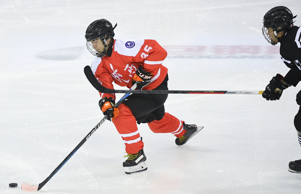 新华社记者 邓华 摄2月27日,陕西队球员郭皓宇在比赛中拼抢.