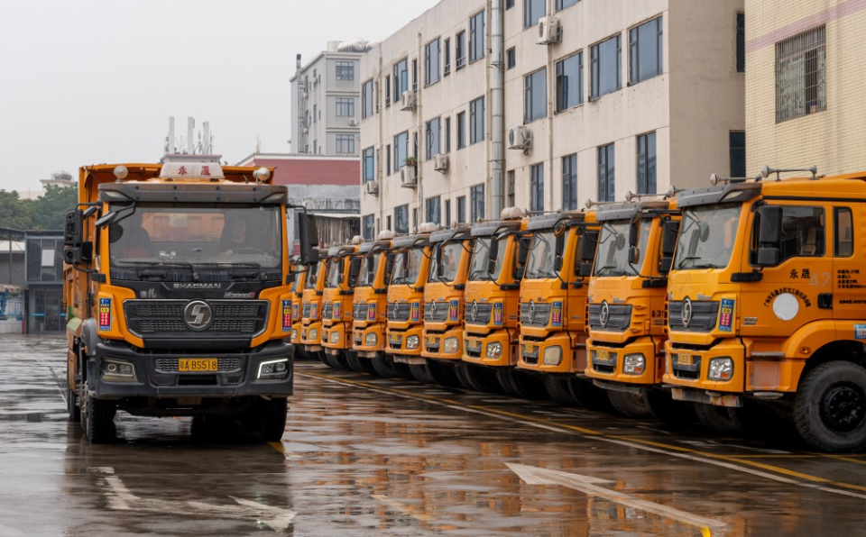 只見眾多建廢運輸車輛整齊停放在大型停車場,而在每輛車的駕駛室,都