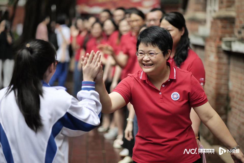 笑容明媚!培正中学考点,老师列队击掌送考