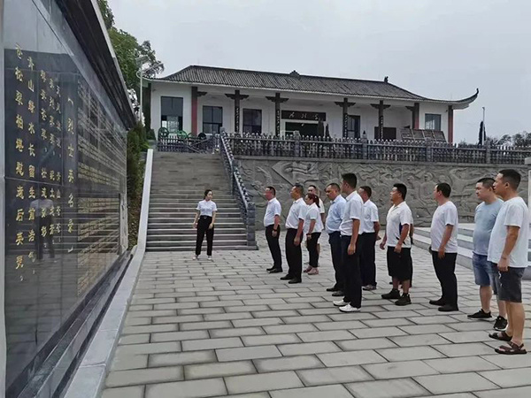 班子成员的带领下,全体复转军人神情肃穆,有序列队进入泸县烈士陵园