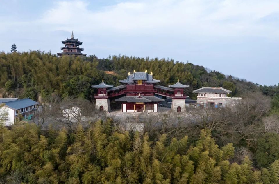 从一开始就伴随着仙气而生,山上的佛迹寺与香山教寺一个小山头之隔,但