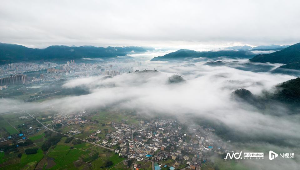 南都拍客 冯国志 摄受冷空气影响,清远阳山绵绵细雨,云雾在飘,山景在
