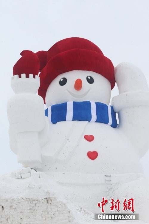 哈尔滨今冬首个"大雪人"主体完工-腾讯新闻