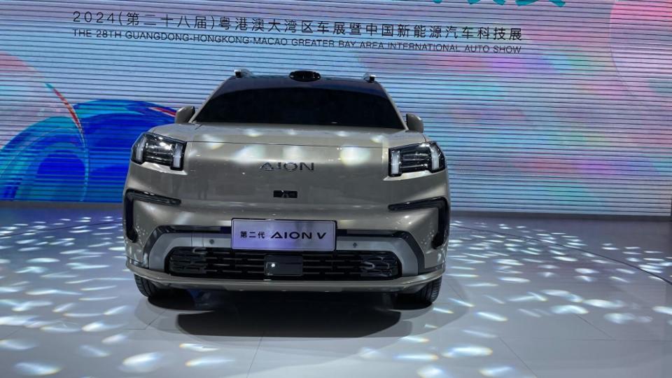 采用悬浮式大屏设计理念,广汽传祺第2代aion v粤港澳车展实车亮相