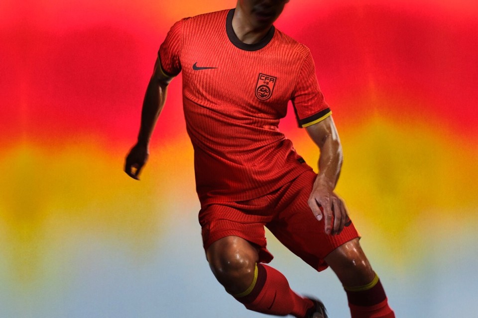 中国足球国家队发布20242025赛季主客场球衣