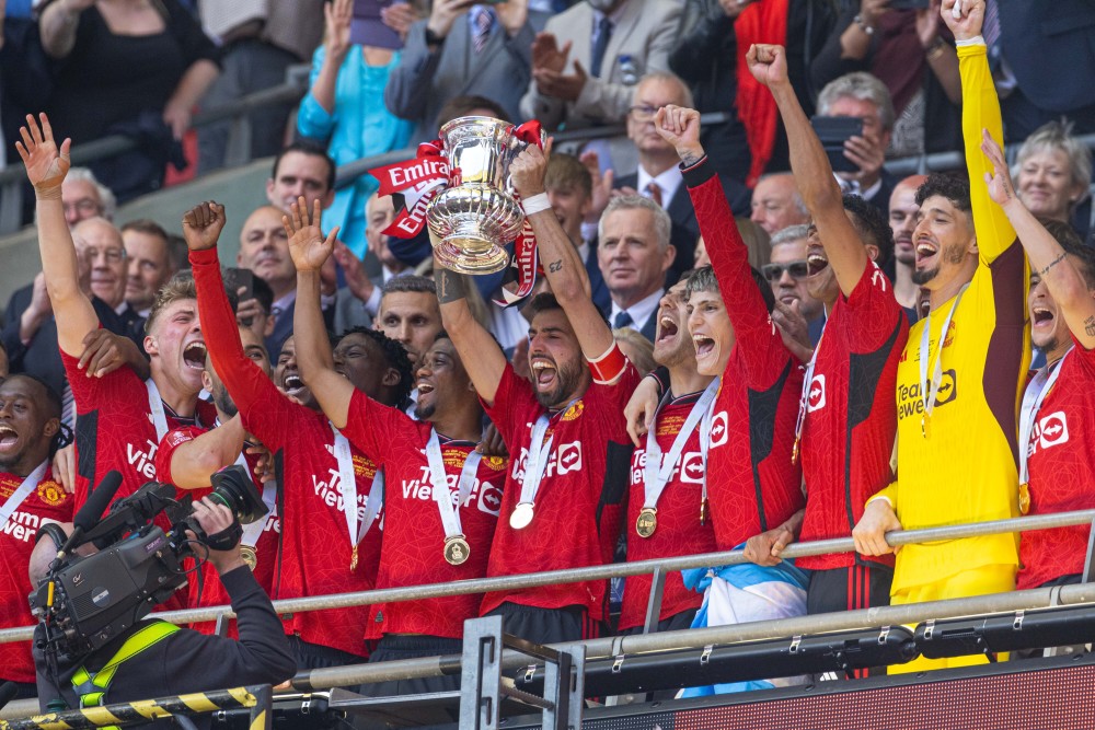 足球——英格兰足总杯:曼联夺冠