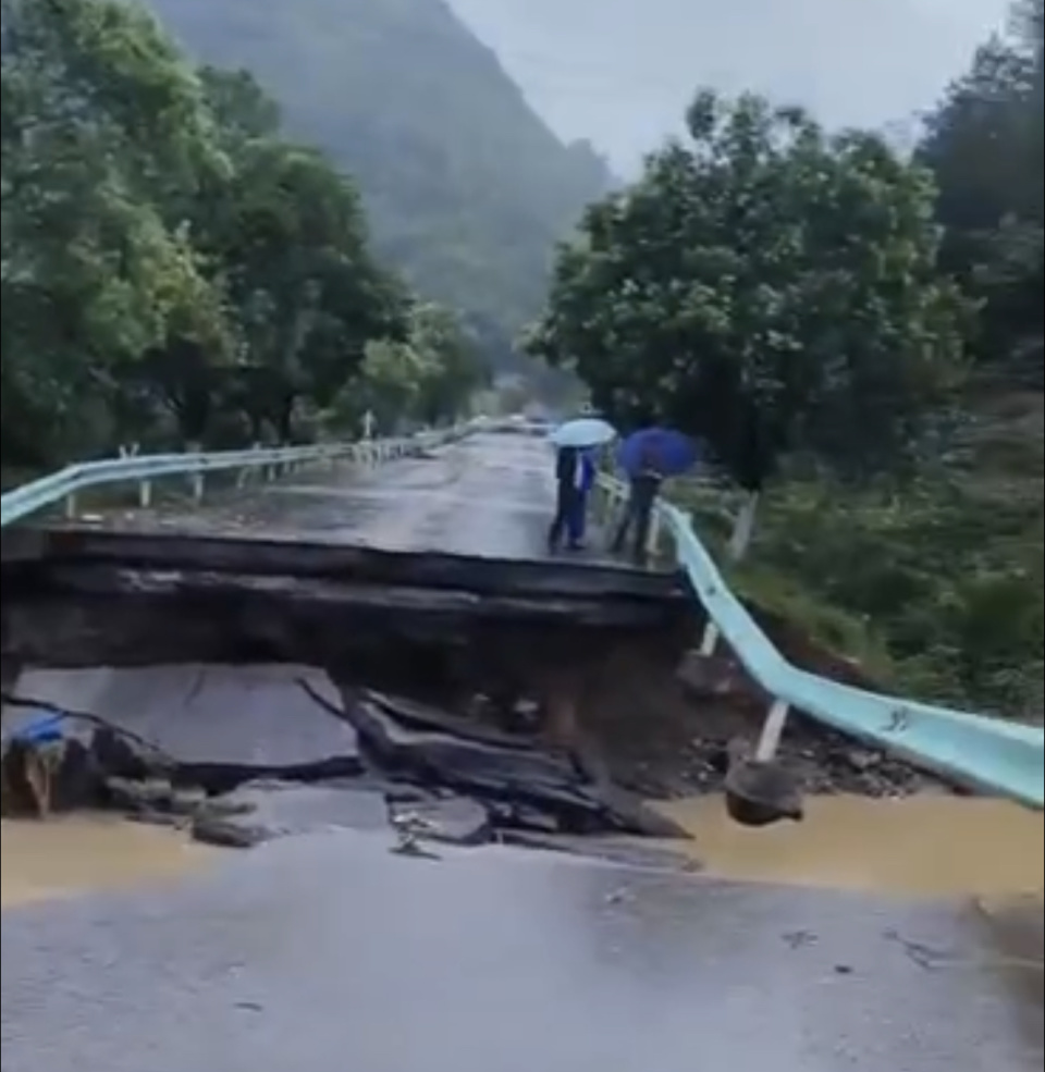 奔流新闻讯(记者张秀芸)5月30日上午,贵州省罗甸县罗悃镇一桥梁坍塌.