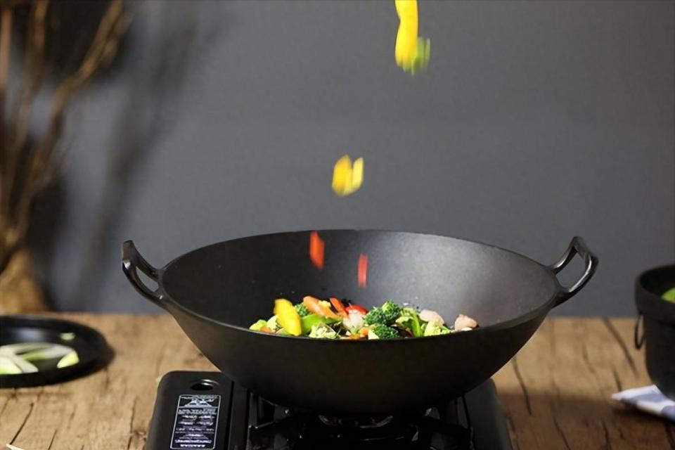 "夺命铁锅"有多可怕?医生:用它炒菜,不仅会神经衰弱还会致癌_腾讯新闻