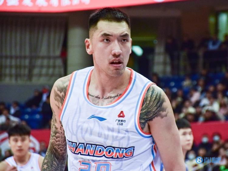 姜还是老的辣陶汉林全场17中8贡献17分15板其中10个前场篮板