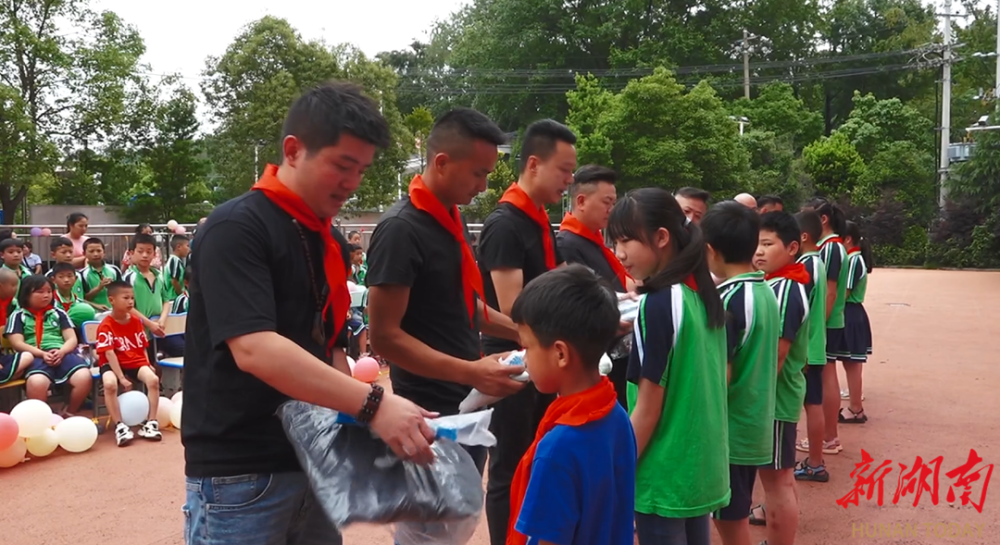 退役军人与山下村明德小学学生欢度六一儿童节