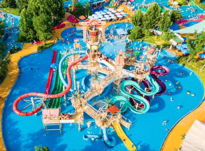 景区为游客们准备了团扇,五彩绳等小礼品,连萌宠们也系上了五彩绳