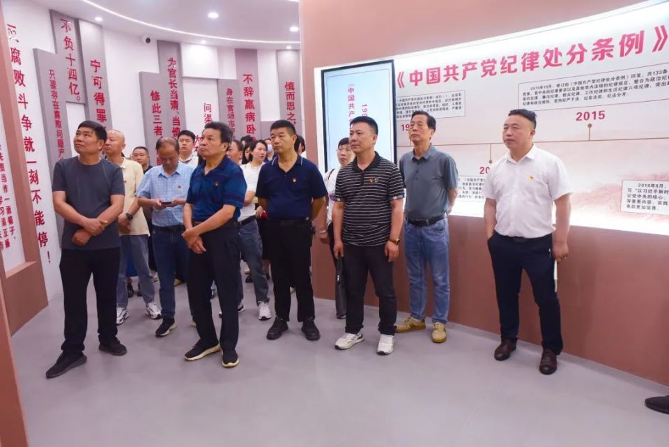 在邵武市廉洁文化教育基地,大家参观了"信仰信念,精神境界,时代楷模