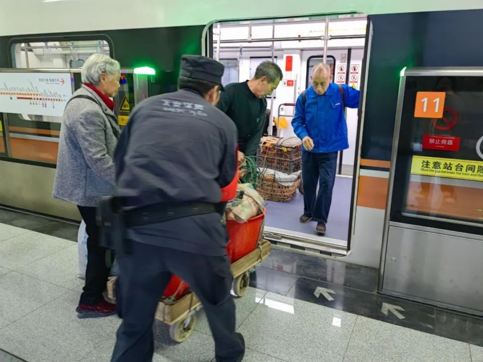 重庆背篓专线如何暖心气象记者探访背后温情