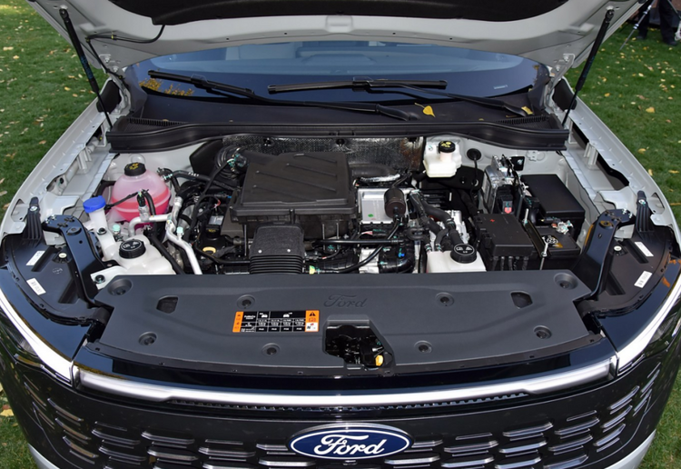 全新福特领睿及领裕插混suv来了,馈电油耗4字头,还能卷得动?