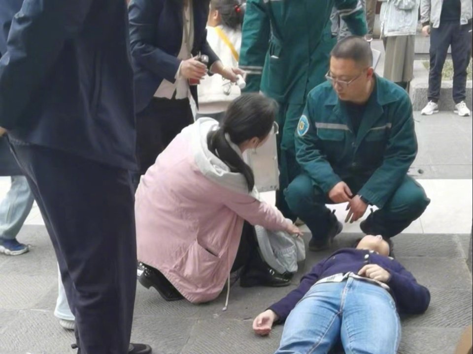 旅游遇有人昏厥 她冲上前跪地施救
