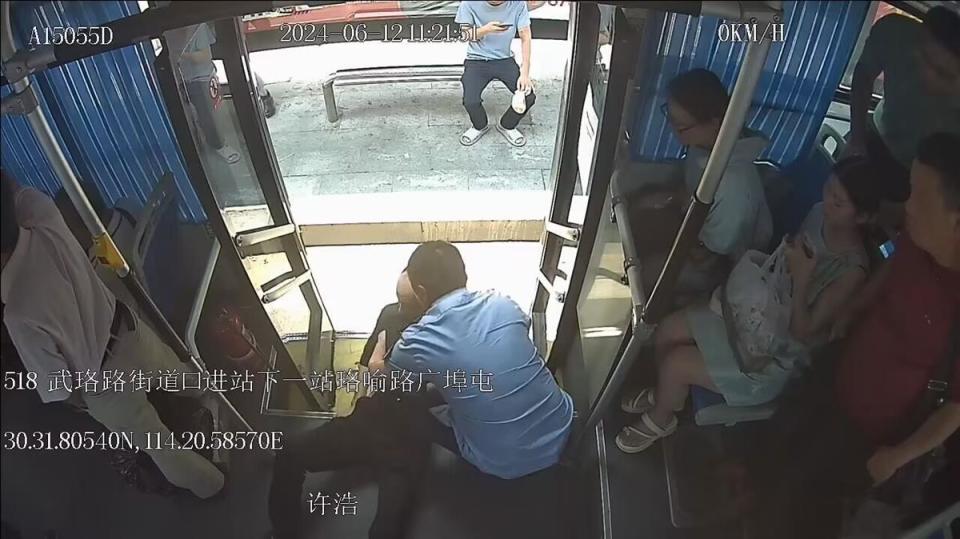 监控视频截图11时25分,许浩将车厢内的乘客转乘到同线路的车上.