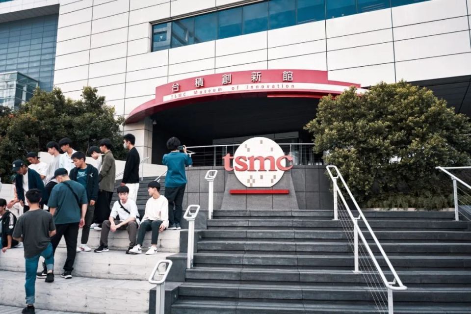 但生活于此的工程师,却在混乱的交通,紧缺的月子中心和高额的房价之中