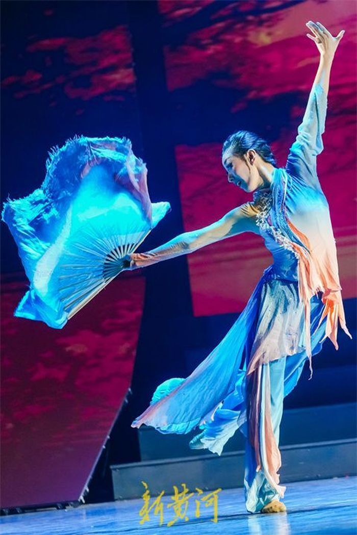 山艺学子演绎舞蹈节目晚会在歌曲《青春当前》热情洋溢