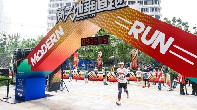 1488级台阶、58层垂直赛道，600名跑步达人挑战新天地最高点