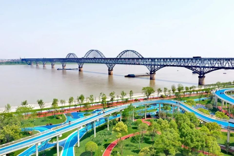 这是跨省公交途经的九江长江大桥.