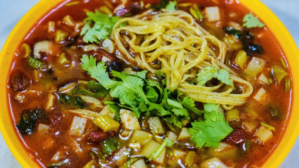 如此赞誉加身,让食客吃得"碗底朝天"的就是当地特色美食——蒿子面.