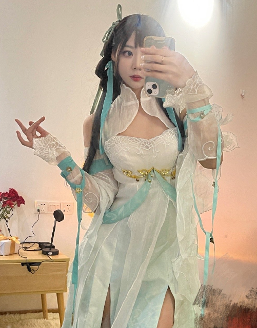 "魔王歪小姐姐"cos《逆水寒》手游素问从coser们晒出的作品来看,她们