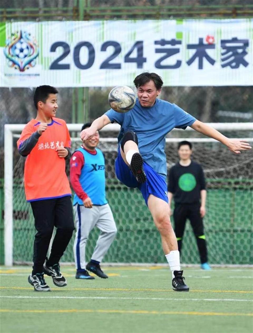 前国脚蔡晟在热身赛上前国脚蔡晟是湖北艺术家足球队的教练兼队员,他