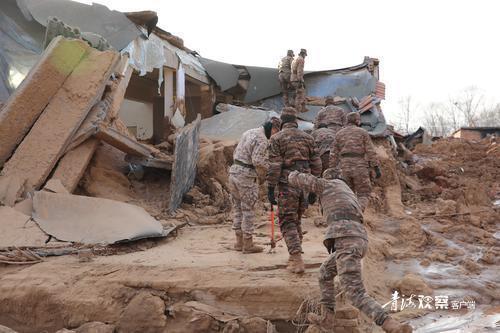 武警青海總隊官兵緊急趕赴駐地災區救援