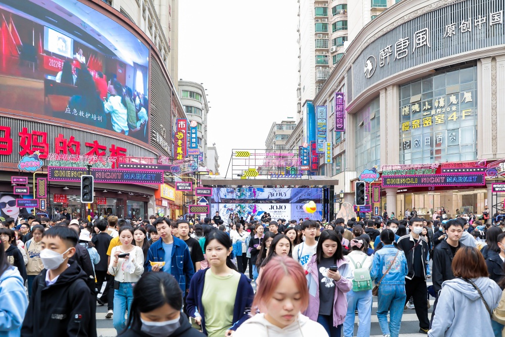 胜利路步行街商圈"五一"假期火爆出圈_腾讯新闻
