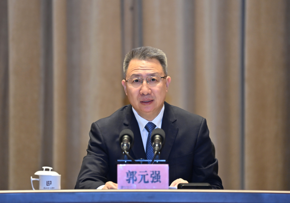 市委副书记,市委政法委书记李义龙主持会议并宣读表彰决定.