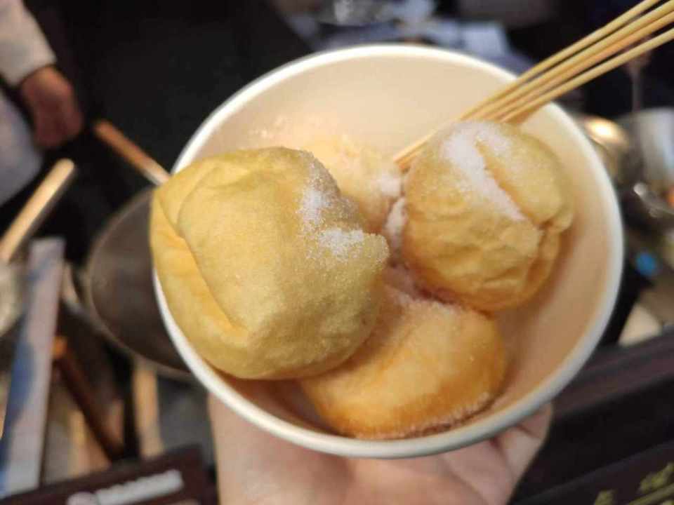 走在临海,无论是高档饭店还是街头小吃,你都可以看到蛋清羊尾的身影.