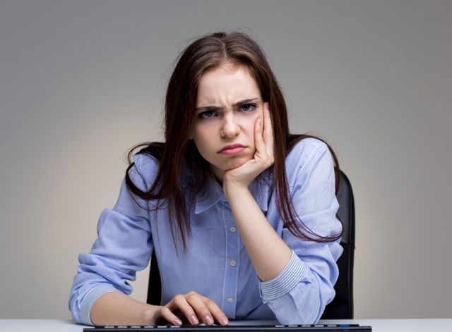 多疑,急躁,忧虑,愤怒等等,很容易因生活中的一些小事让情绪大幅度波动