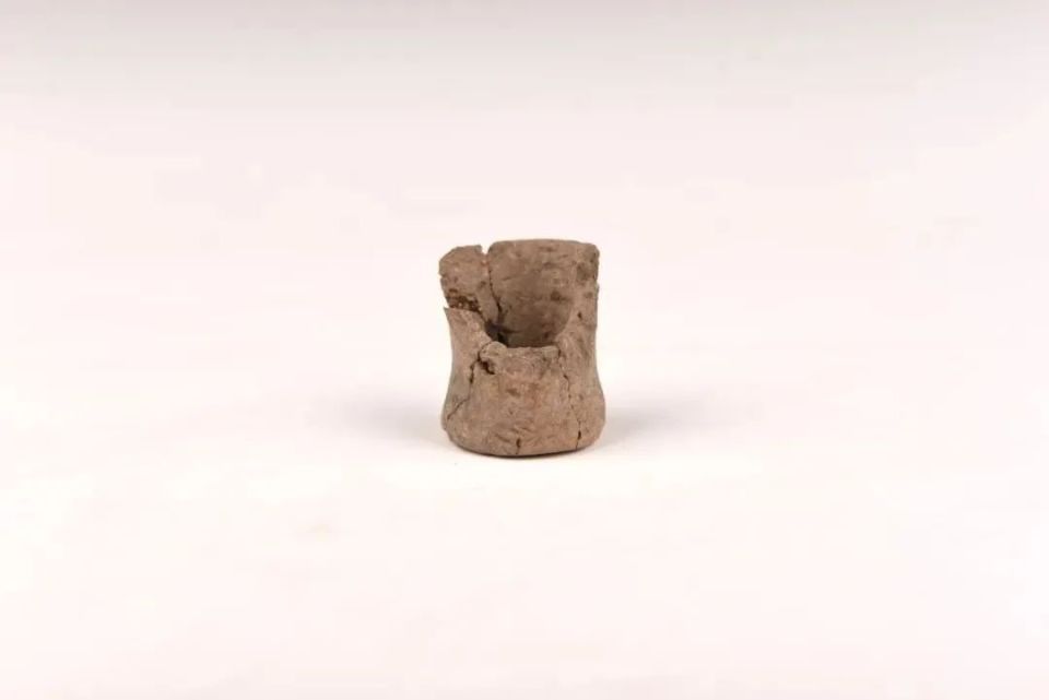 陶管状器(h1①:7)▲圆陶片(h1①:8)▲陶杯形器(h1①:2)▲石斧(h1①