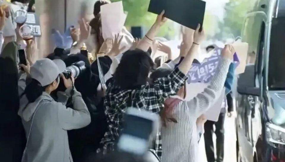 被操控的饭圈女孩：为了偶像，可以牺牲一切