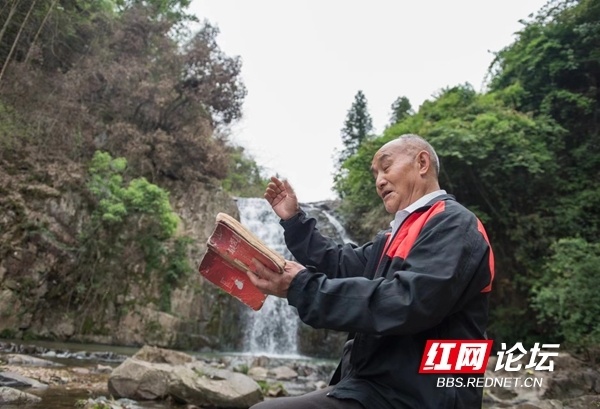 (拍摄:陈铁牛)祝愿老人寿比南山不老松,福如东海长流水!他有