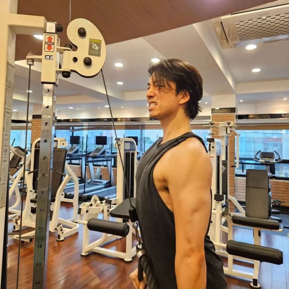 44岁孔刘晒健身照,粗壮手臂超吸睛,壮硕身材获粉丝点赞近百万_腾讯