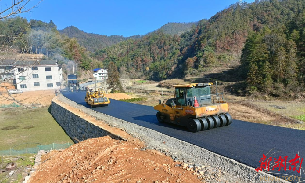 打造四好农村路建设美丽云河村