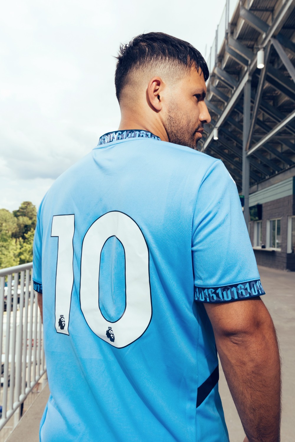 帅不帅?曼城官方晒新赛季主场球衣,阿圭罗担当模特