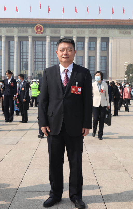 全国人大代表,中国铁路郑州局集团有限公司党委书记,董事长孙景中国