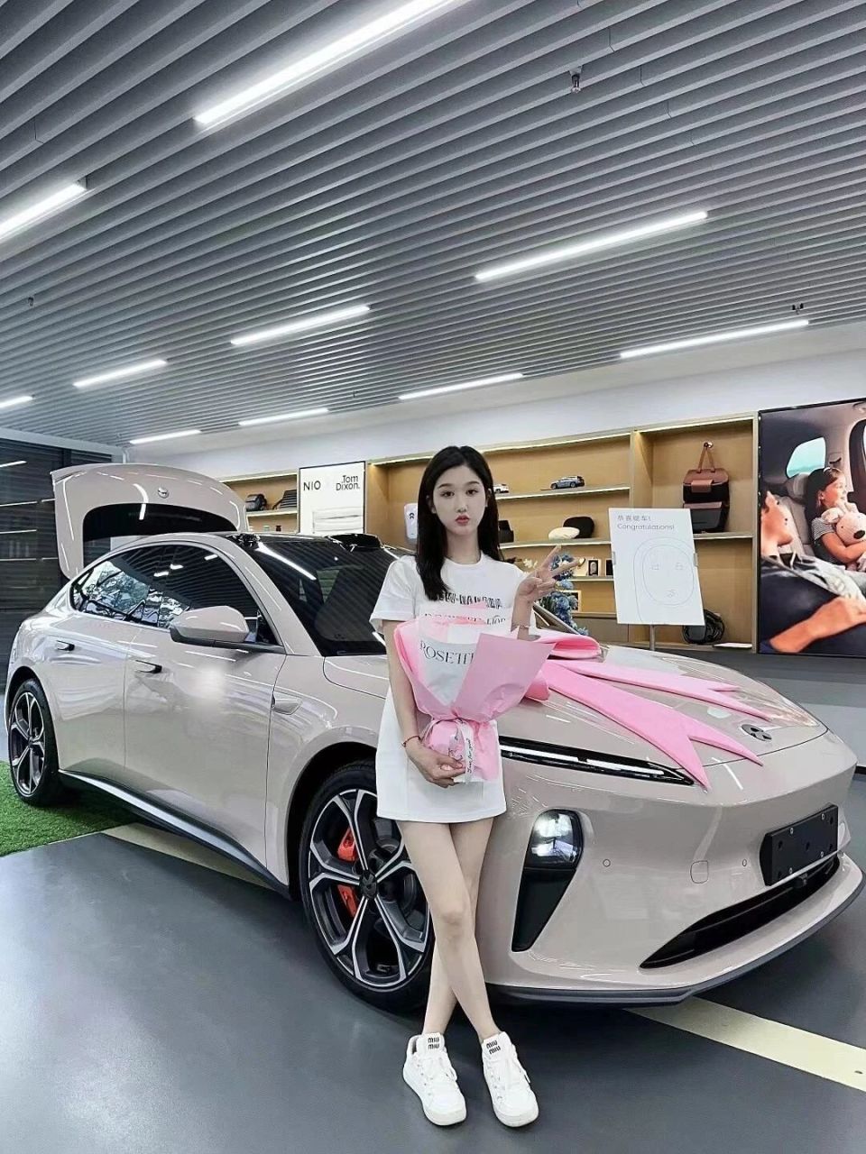 【提车照系列第1期】蔚来et5 | 人和车的颜值担当从来都是成正比的