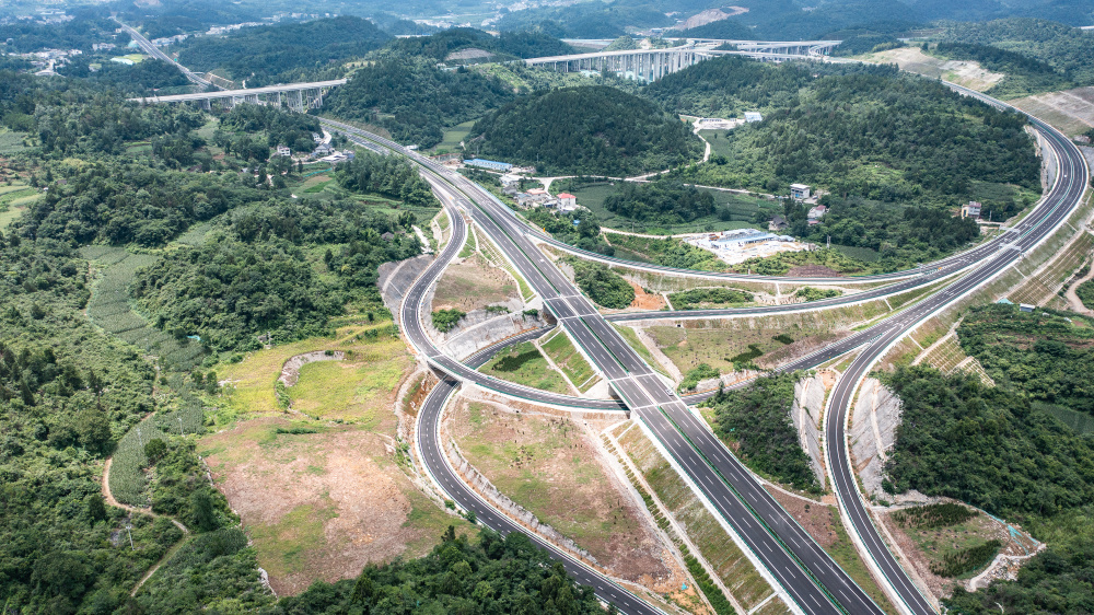 新华社记者 陶亮 摄车辆行驶在德余高速公路宽坪至杨家坳路段(7月10日
