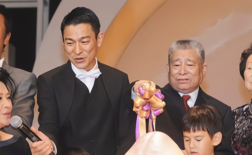 刘德华父亲在家人的陪伴下安详离世,虽然刘老先生多年前确诊患上膀胱