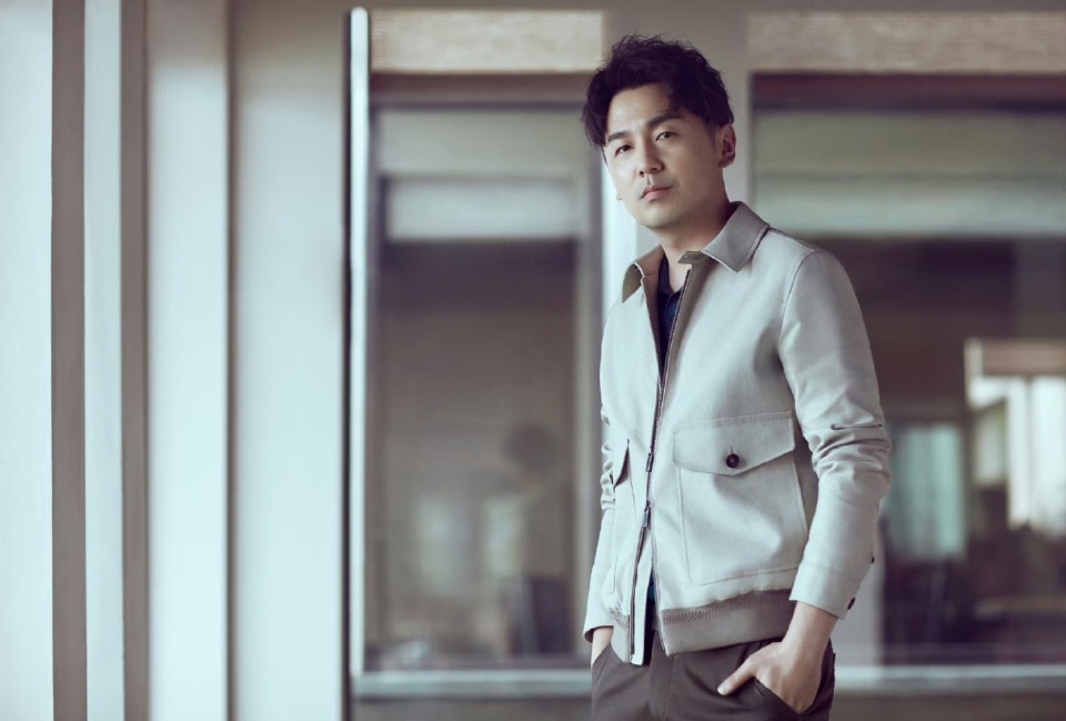 他是慷慨陈词的检察官,也是遇事不决的拳击教练,他是雷佳音 演绎 "