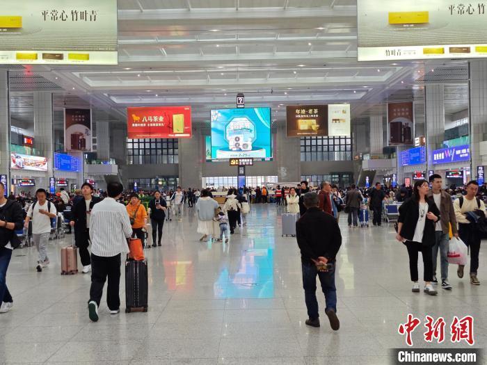 清明小长假将至重庆火车站加开列车满足旅客出行需求