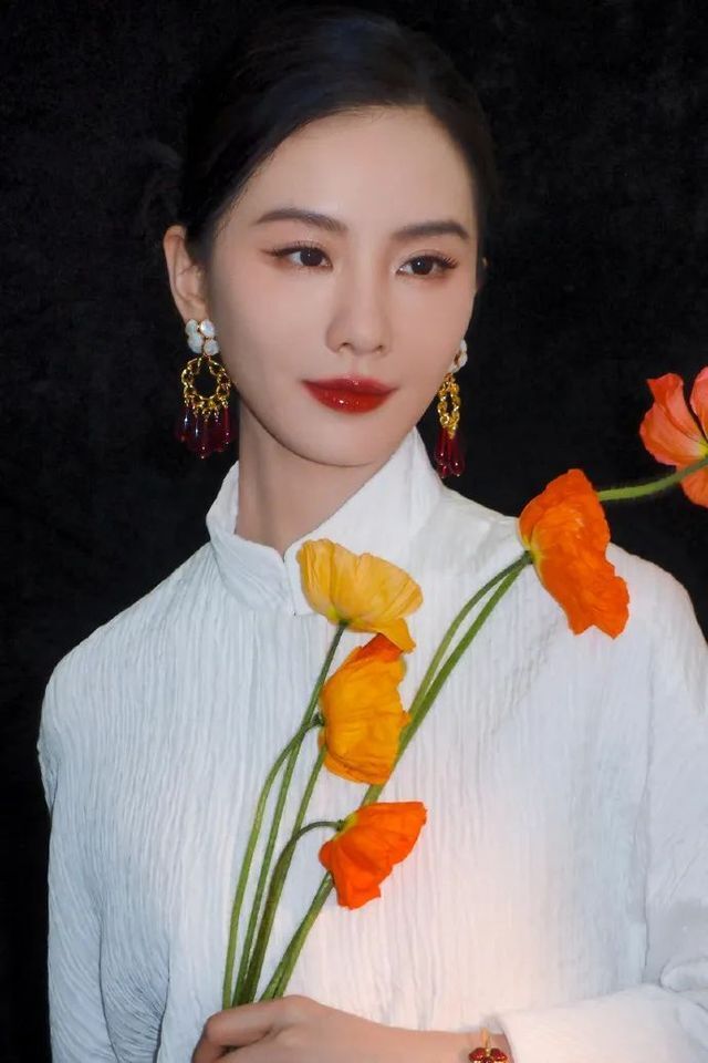 如果是红唇,又想要清冷感更足一点,可以像诗诗这种低明度的绛红色搭配