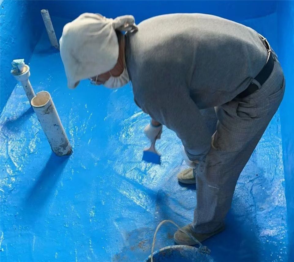 都是去刷刚性防水,而且卫生间的外墙其实为了效果考虑也可以刷个30cm