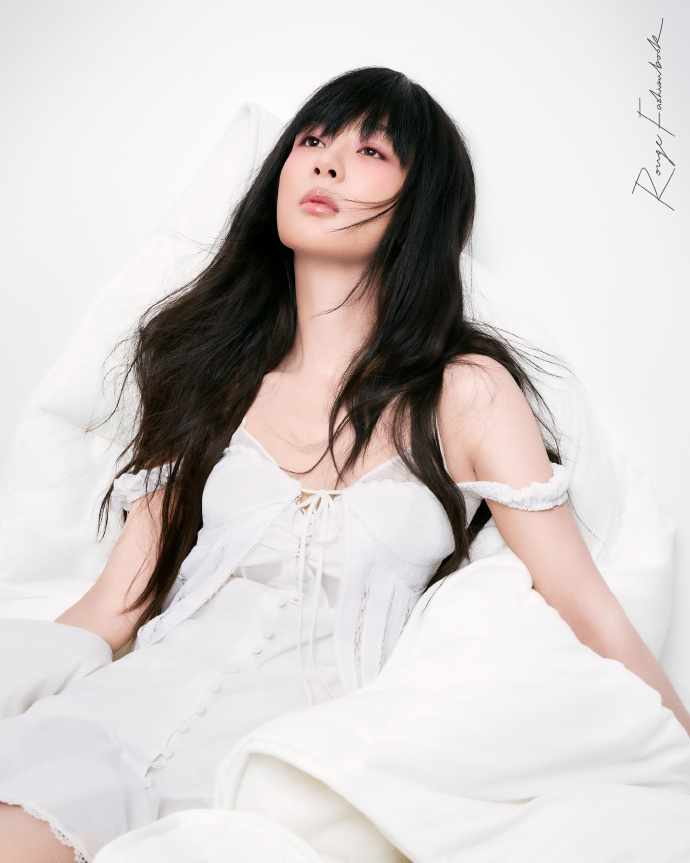 杨紫再登杂志封面,可盐可甜让人如沐春风,大秀马甲线惹人羡_腾讯新闻