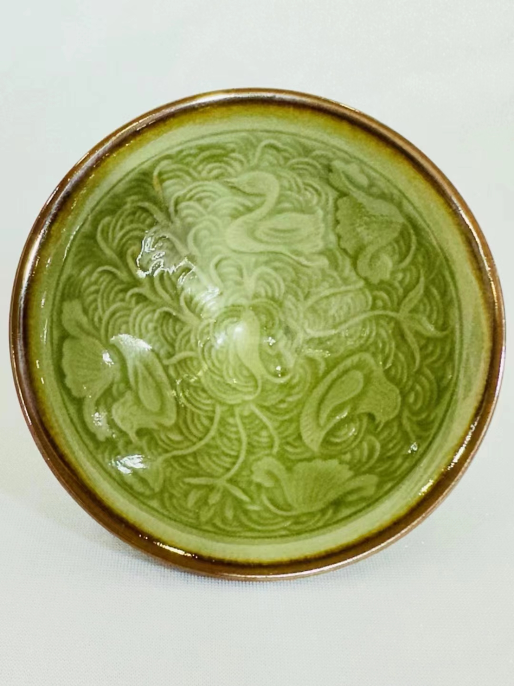 北宋时期,因斗茶之风盛行,好茶配好器成当时的风尚,建盏因独具茶色白