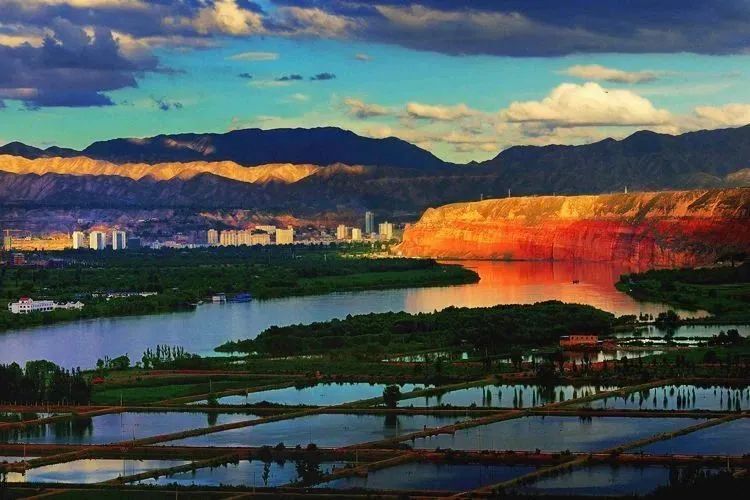 太极湖景区是永靖刘家峡旅游度假区的核心景区,湖畔芦苇丛生,枣林密密